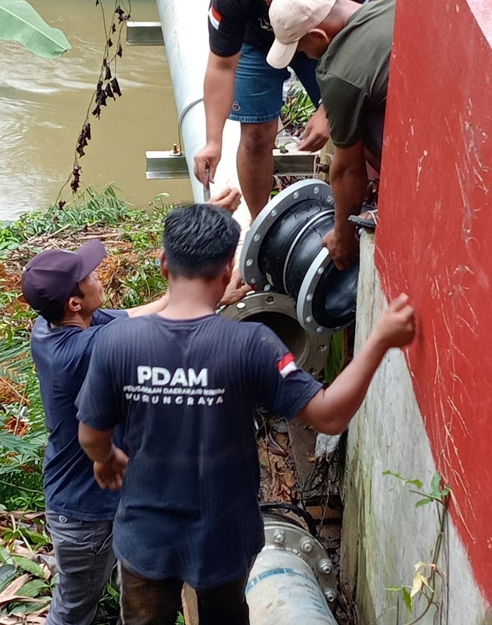 Perbaikan Pipa Induk PDAM di Kawasan Jembatan Sanggrahan Yang Ikut Terdampak Akibat Tanah Longsor